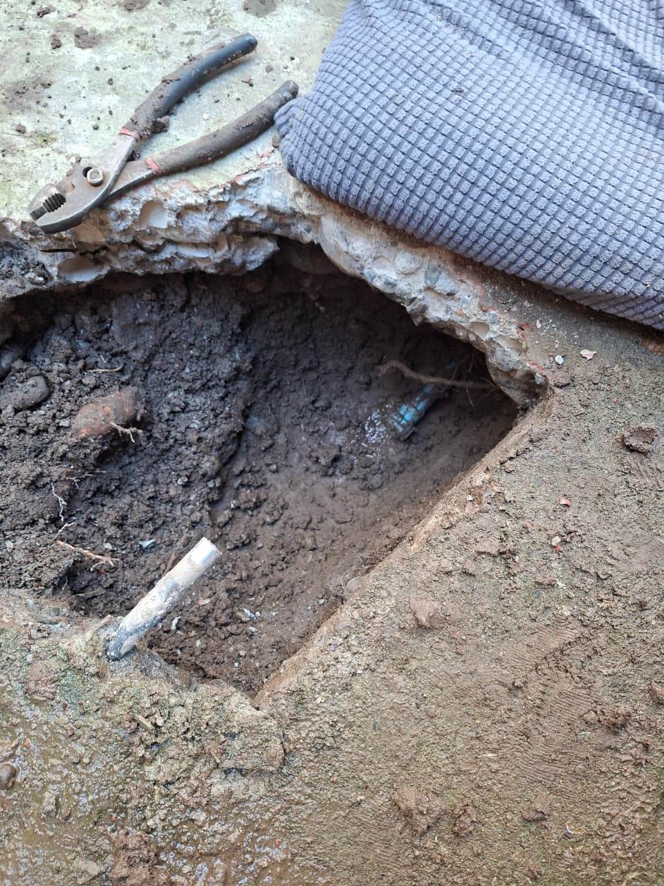 Excavación y reparación de cañería subterránea con fuga